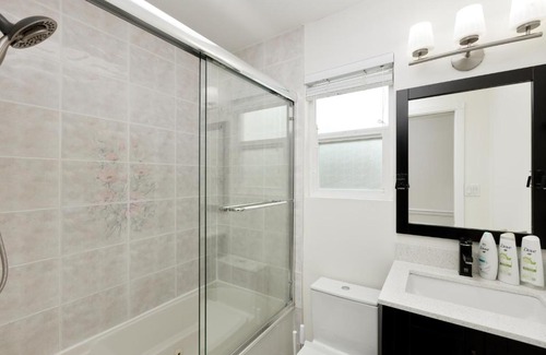 Renfrew-Collingwood Apartment | Cheerful 5-bdrms house in Vancouver