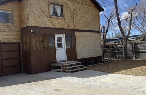 Green River Cabin | Cheerful Cabin With Hot Tub & Level 2 EV Charger