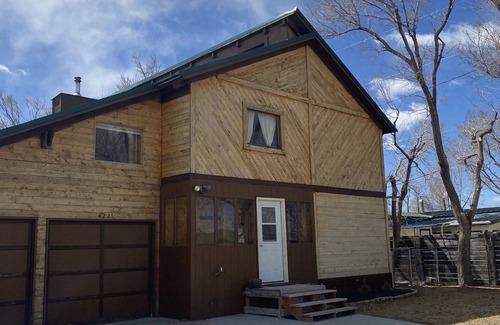 Green River Cabin | Cheerful Cabin With Hot Tub & Level 2 EV Charger