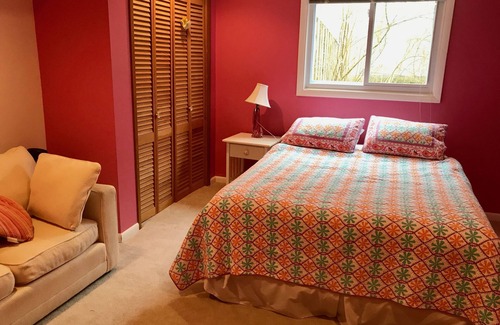 McLean Apartment | Cheerful, comfortable home in quiet lush area, 15 min from Washington DC