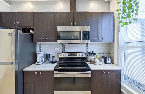 Windsor House | Cheerful & cozy downtown 2bdr with free parking