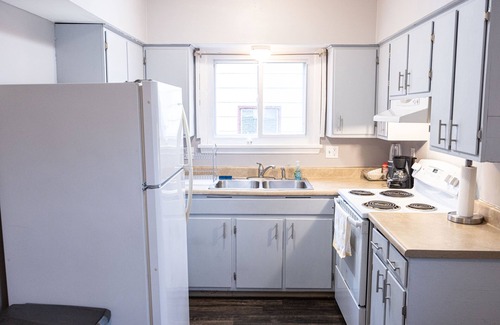 Charlotte House | Cheerful home, Queen mattress, washer and dryer, 1.5 bathrooms, large backyard.