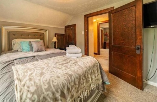 Akron House | Cheerful, Kenmore, Summit Lake