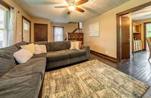 Akron House | Cheerful, Kenmore, Summit Lake