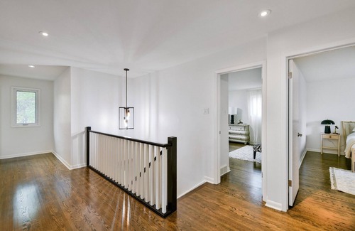 Tuxedo House | Cheerful Tuxedo House with Hot Tub