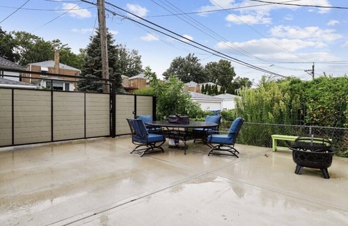 Norwood Park House | Cheery 2+bedroom home with free parking on premises