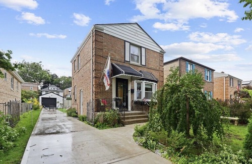 Norwood Park House | Cheery 2+bedroom home with free parking on premises