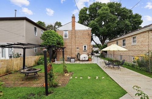 Norwood Park House | Cheery 2+bedroom home with free parking on premises