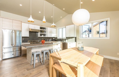 Bend House | CHEERY + bright ~ plush beds ~ resort amenities ~ BBQ ~Bend/Bachelor ~ wifi ~ 🐶