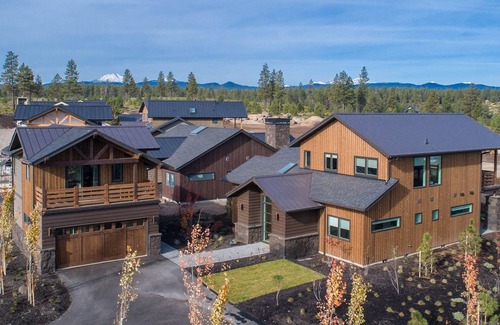 Bend House | CHEERY + bright ~ plush beds ~ resort amenities ~ BBQ ~Bend/Bachelor ~ wifi ~ 🐶