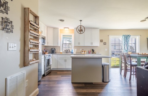 Annville House | Cherry Cottage - 15mins to Hershey Park - Firepit