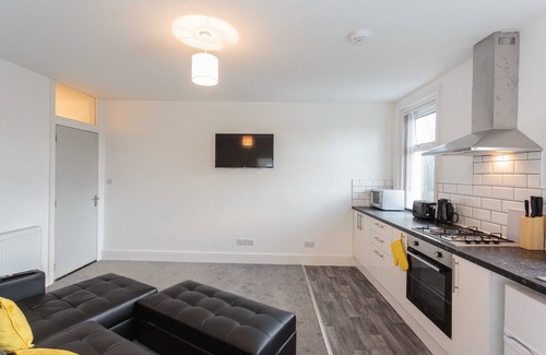 South Shore Apartment | Cherry Property - Hornby Road - Lemon suite