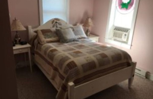 Central Lake Hotel | Cherry Room for 2 at The Blue Pelican Inn