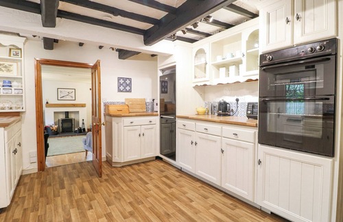 Barkestone Le Vale House | CHERRY TREE COTTAGE, pet friendly, with open fire in Stathern