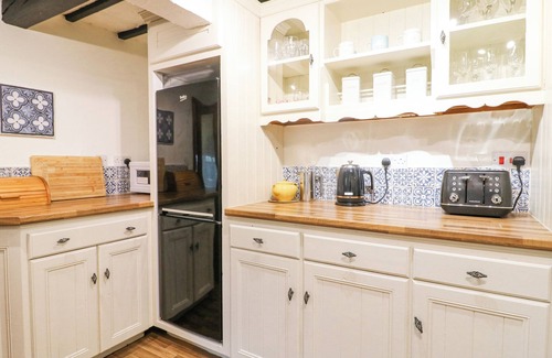 Barkestone Le Vale House | CHERRY TREE COTTAGE, pet friendly, with open fire in Stathern