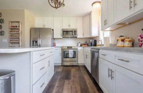 Annville Cottage | CherryCottage. Mins to Hershey Park~Pet Friendly, Fire pit & Grill