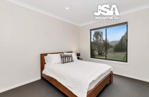 Moonbah House | Cherrywood Cottage - Pet Friendly