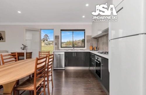 Moonbah House | Cherrywood Cottage - Pet Friendly