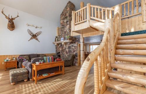 St. Anthony House | Chester Currents by KABINO Riverfront on Henrys Fork Air Conditioning Boat Launch Foosball Pool Table Huge Yard Garage WIFI