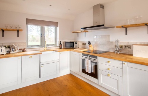 Winchcombe Cottage | Chestnut Cottage - sleeps 4 guests in 2 bedrooms
