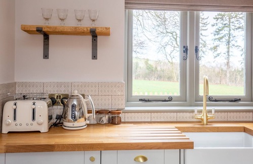 Winchcombe Cottage | Chestnut Cottage - sleeps 4 guests in 2 bedrooms