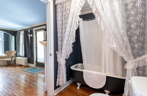 Niagara Falls Bed & Breakfast | Chestnut Inn Bed and Breakfast