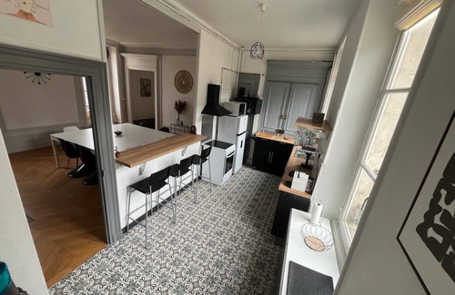 Auxerre Apartment | Chez Aristide, 3 to 7 ppl flat ideally located in Auxerre city center.