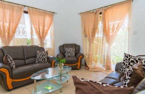 Victoria House | Chez Odet SelfCatering is set on the lake view & 3 mins driving to Catcoco Jetty