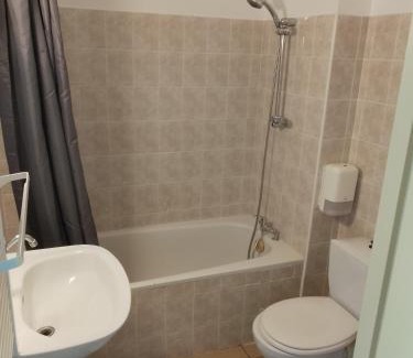 Pommevic Bed & Breakfast | Chez Yves , 200 m du canal , 7 min de Golfech , parking privé et gratuit , rangement vélo fermés