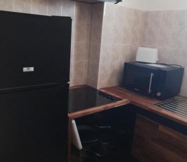 Pommevic Bed & Breakfast | Chez Yves , 200 m du canal , 7 min de Golfech , parking privé et gratuit , rangement vélo fermés