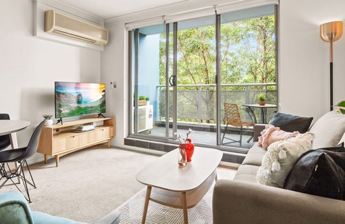 Redfern Apartment | Chic 1-Bed Apartment with Pool and Gym in Redfern