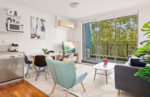 Redfern Apartment | Chic 1-Bed Apartment with Pool and Gym in Redfern