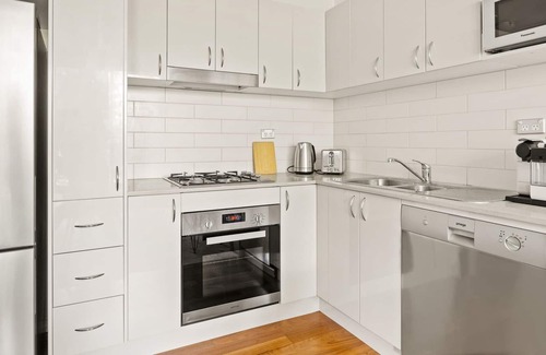 Redfern Apartment | Chic 1-Bed Apartment with Pool and Gym in Redfern