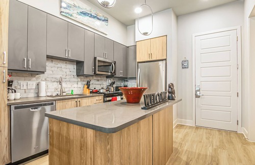 Central Business District Apartment | Chic 1-bedroom apartment with AC, fitness room in awesome Houston