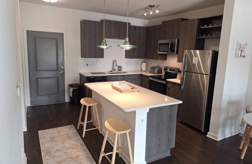 Madison Apartment | Chic 1-bedroom apartment with fitness room and swimming pool at Town Madison.