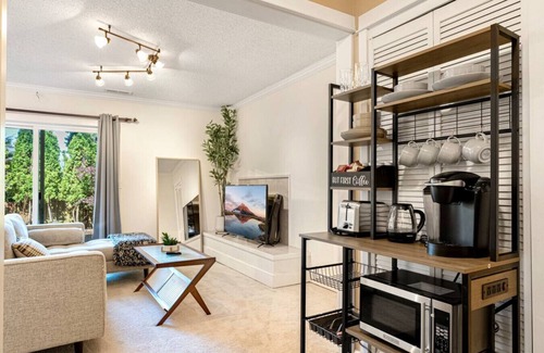 Mountlake Terrace House | Chic 1BR/1BA Lower Unit @ Mountlake Terrace