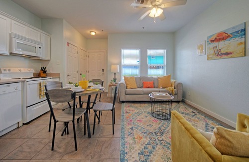 Port Aransas Condo | Chic 1BR Beach Condo | Pool Access + Pet Friendly