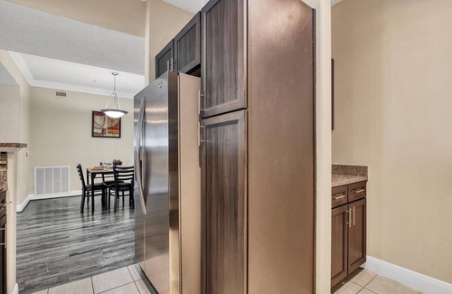 The Galleria Apartment | Chic 2-bedroom apartment with fitness room and AC in vibrant Houston