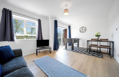 Colchester Apartment | Chic 2 bedroom Flat; wifi, smart TV, foosball table