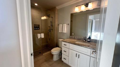 Near West Side Apartment | Chic 2 BR 1 Parking Sleeps 6