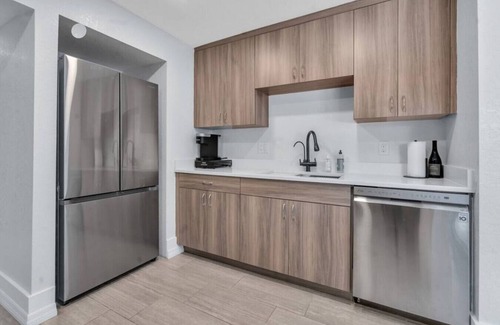 St. Petersburg - Clearwater House | Chic 3 Bedroom 3 Bathroom Grand Central Bungalow