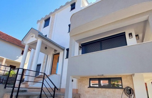 Kunje Apartment | Chic 3-bedroom apartment with WiFi, AC in cool Kunje