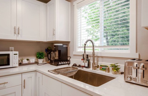 Bryn Mawr-Skyway House | Chic 3BR+2BA Duplex w/Serene View+BBQ near airport