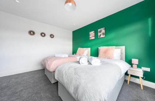 Langley Marish Apartment | Chic 3BR Home, Sleeps 5, Contractor Stay -Friendly, Near M25, Free Parking