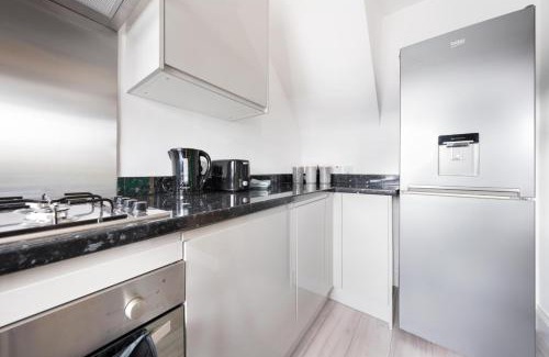 Langley Marish Apartment | Chic 3BR Home, Sleeps 5, Contractor Stay -Friendly, Near M25, Free Parking