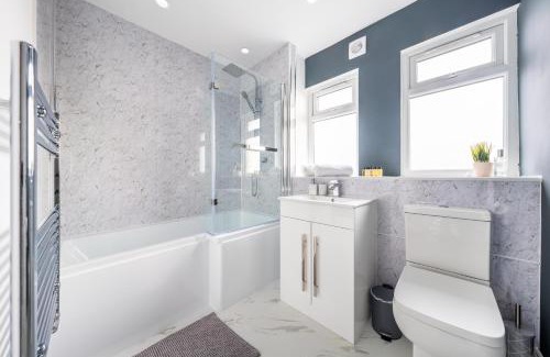 Langley Marish Apartment | Chic 3BR Home, Sleeps 5, Contractor Stay -Friendly, Near M25, Free Parking