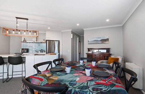 Richmond House | Chic And Cosy - Nelson Holiday Home