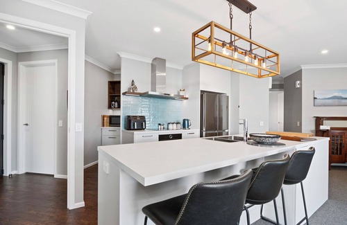 Richmond House | Chic And Cosy - Nelson Holiday Home