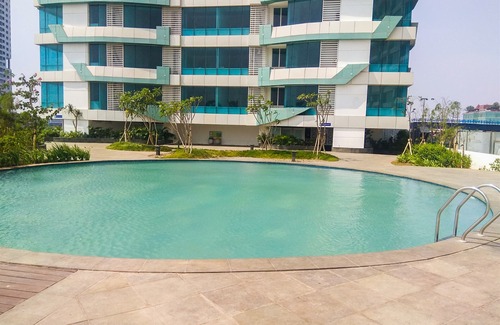 Pekayon Jaya Apartment | Chic And Cozy 2Br Grand Kamala Lagoon Apartment