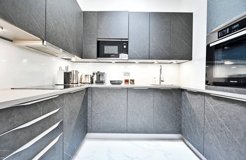 Queen's Gate Apartment | Chic and new luxury apartment in upmarket Kensington - unbeatable location!